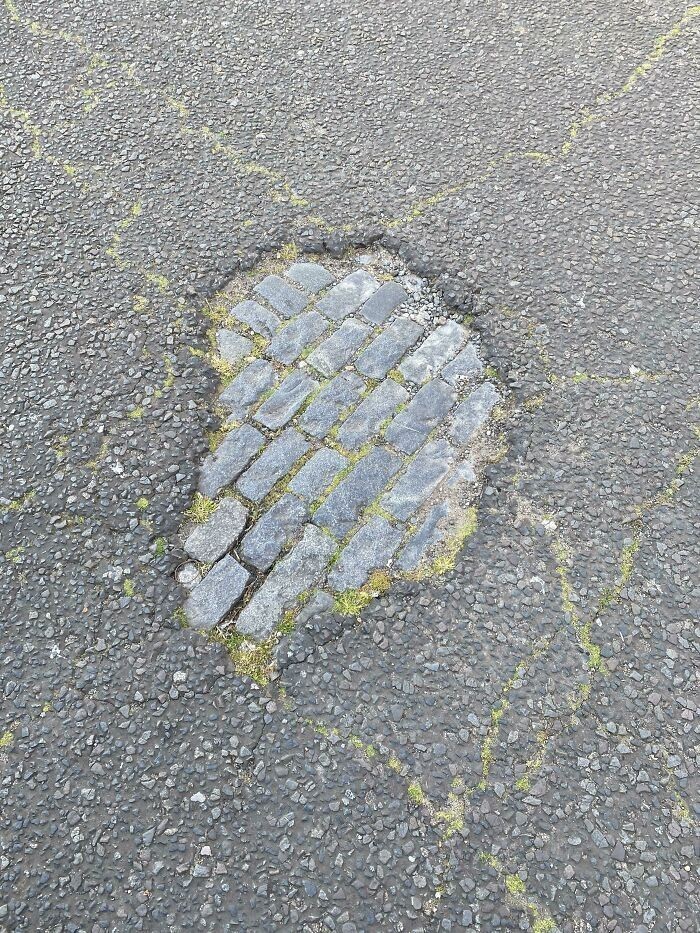 15. Pod tą drogą znajduje się starsza, wykonana z kostki brukowej.