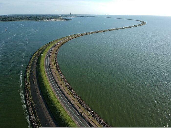 11. Częściowy widok na 30-kilometrową tamę Houtribdijk w Holandii