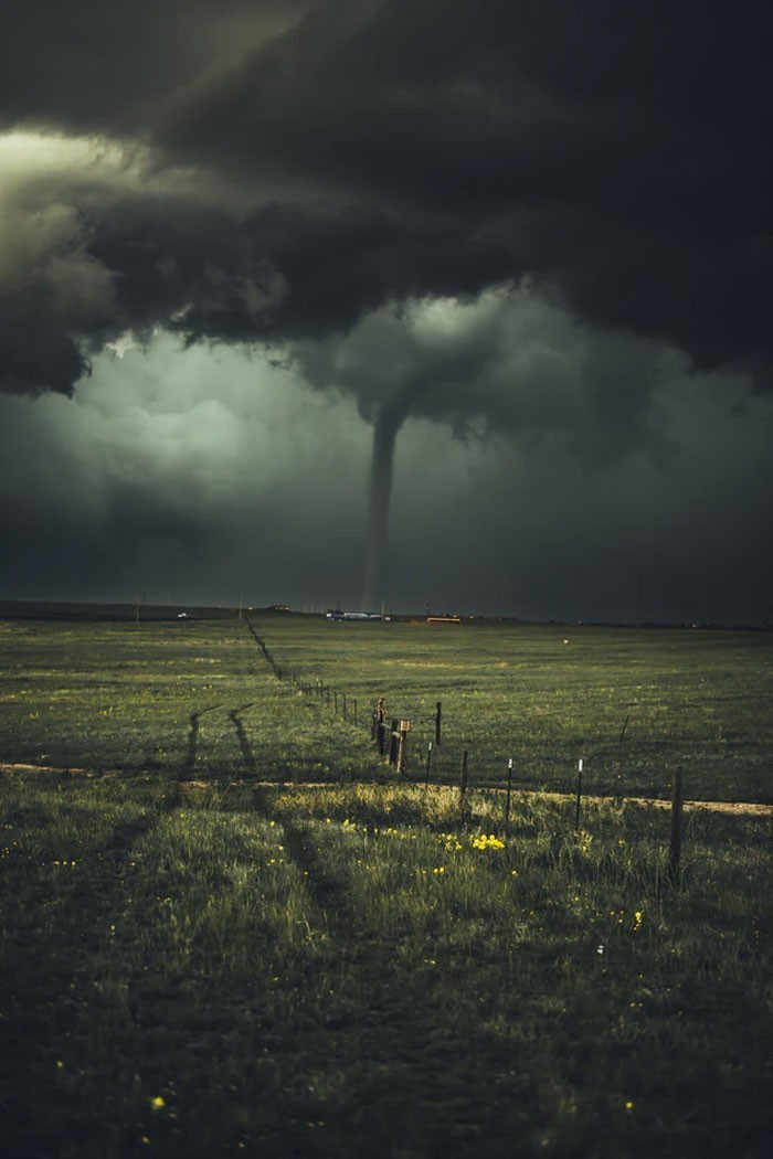 4. Jeśli tornado wygląda jakby stało w miejscu, w rzeczywistości zmierza w twoim kierunku.