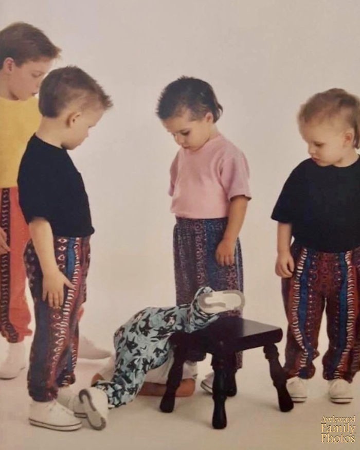 11. W trakcie robienia zdjęcia kuzynów, mój brat spadł ze stołka i zaczął płakać. Fotograf uchwycił idealny moment reakcji moich kuzynów.”