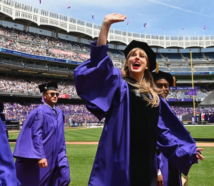 1. Ochroniarz Taylor Swift towarzyszył jej w dniu ukończenia szkoły ubrany jako jeden ze studentów.