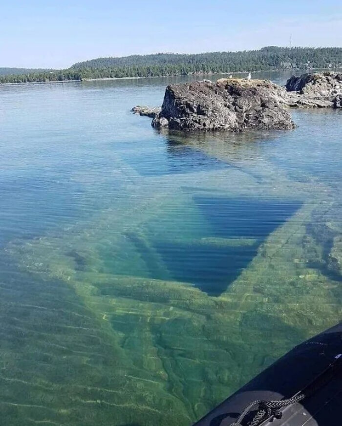 "Szyby opuszczonej kopalni w Jeziorze Górnym w Ontario"