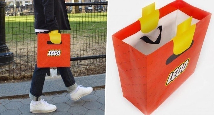 Torba ze sklepu LEGO z "plastikową ręką"