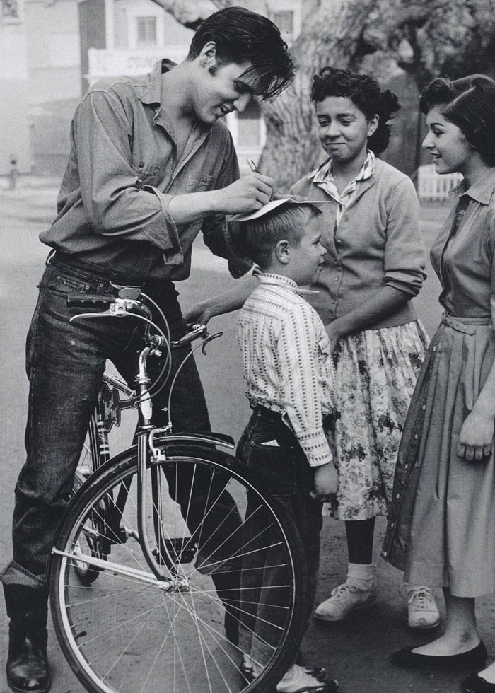 Elvis rozdający autografy