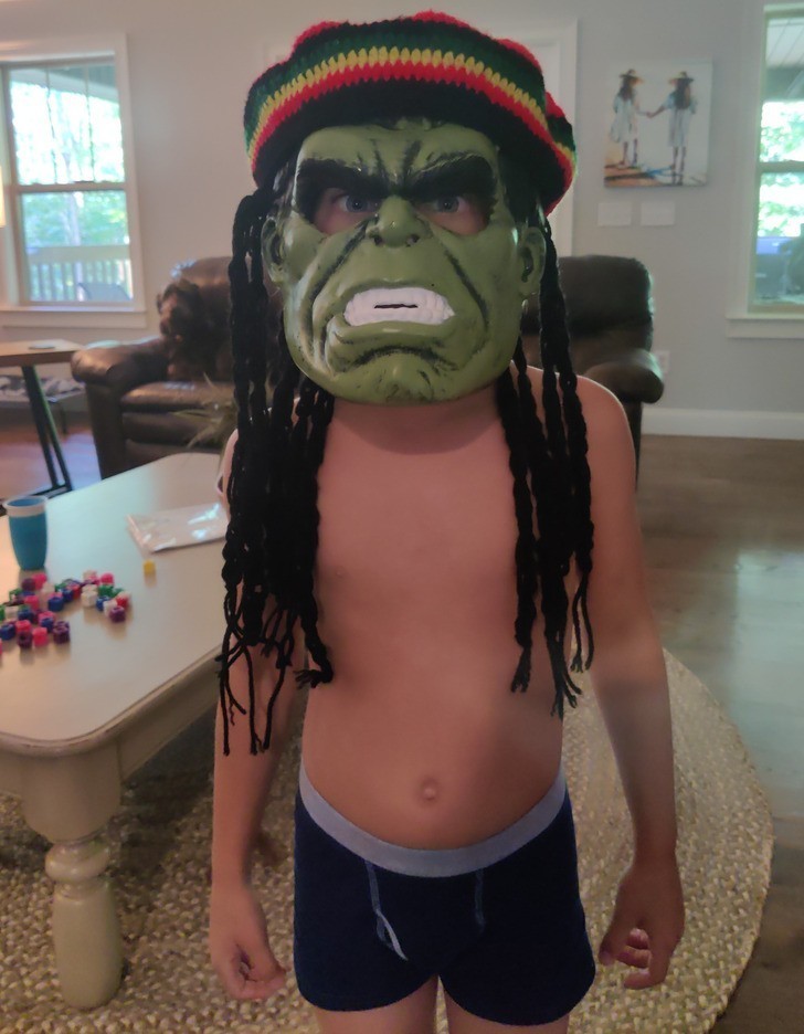 "Miałam stresujący poniedziałkowy poranek, ale mój syn doskonale wiedział jak poprawić mi humor, gdy nastraszył mnie tą maską."
