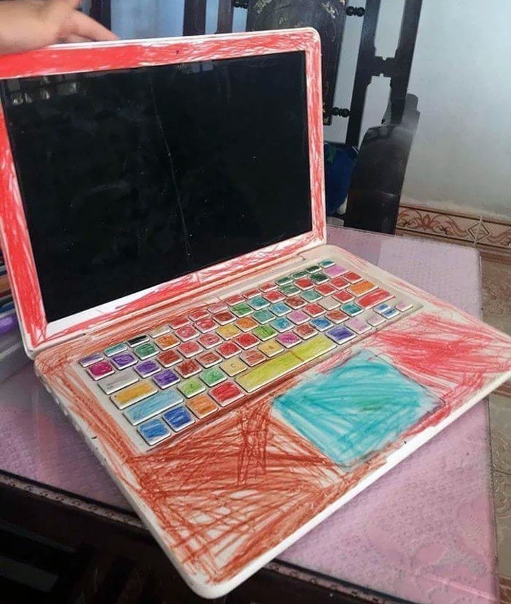 Nowy laptop był jakiś brzydki.