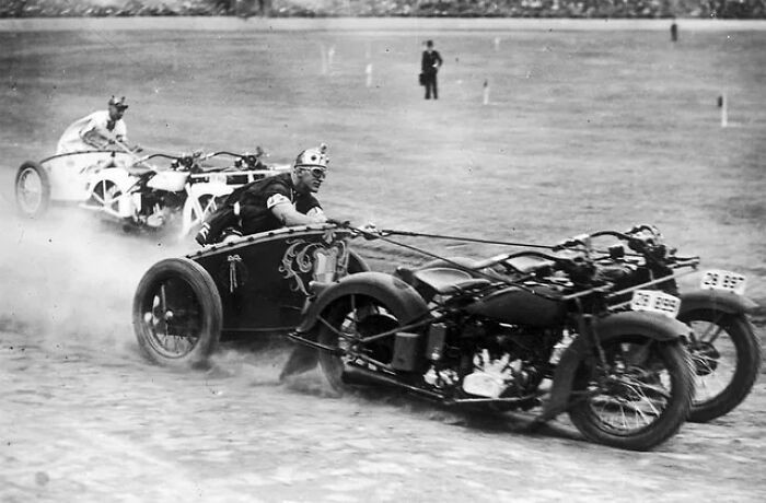 "Motocyklowe rydwany na New South Wales Police Carnival, 1936"