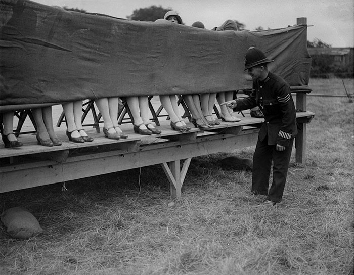 Policjant ocenia kostki uczestniczek konkursu piękności, 1930