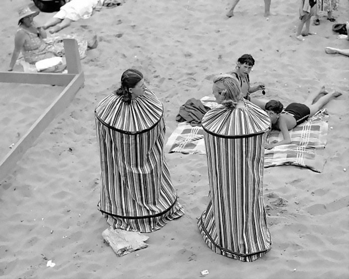 Rita Perchetti i Gloria Rossi testują nowe przenośne przebieralnie po opalaniu na Coney Island Beach, 1938