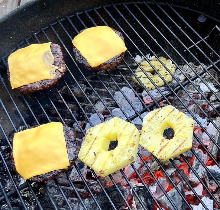 "Ktoś nie będzie miał ananasa na burgerze."