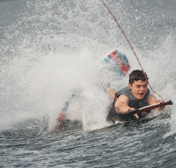 "Mój znajomy poznaje uroki wakeboardingu"