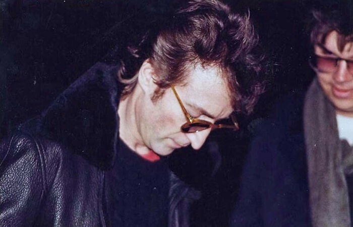 John Lennon dający autograf swojemu zabójcy, Markowi Chapmanowi, na kilka godzin przed śmiercią. Chapman już w tym momencie miał przy sobie broń.