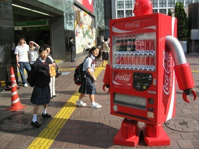 Chodzący automat z napojami w Japonii