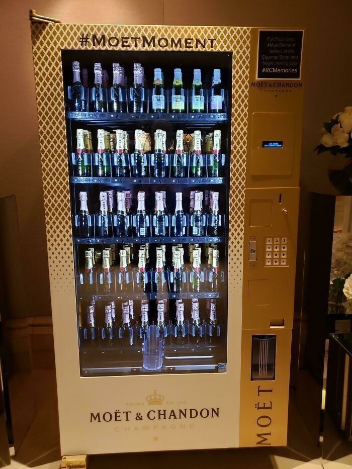 "W hotelu, w którym się zatrzymałem, stoi automat sprzedający wyłącznie szampana."