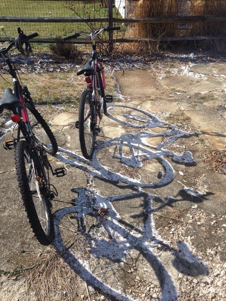 Słońce stopiła śnieg wszędzie, oprócz w cieniu rowerów