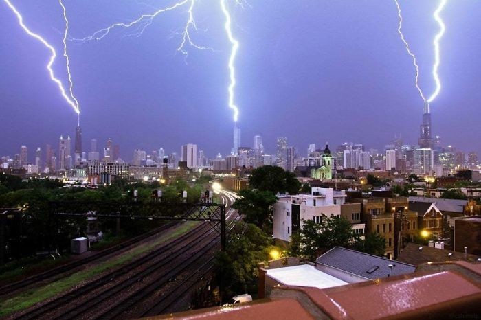 Błyskawica uderzająca jednocześnie w trzy najwyższe budynki Chicago