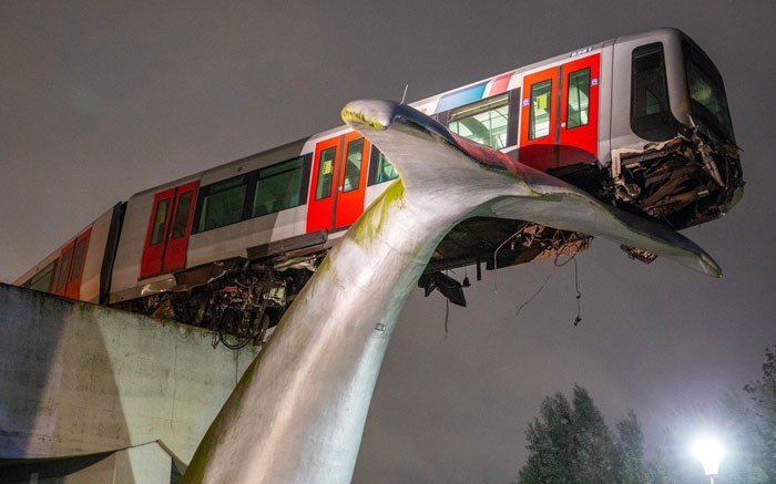 "Tramwaj w Holandii nie zatrzymał się na czas i przebił barierki bezpieczeństwa. Zatrzymał się na ogonie statuy wieloryba."