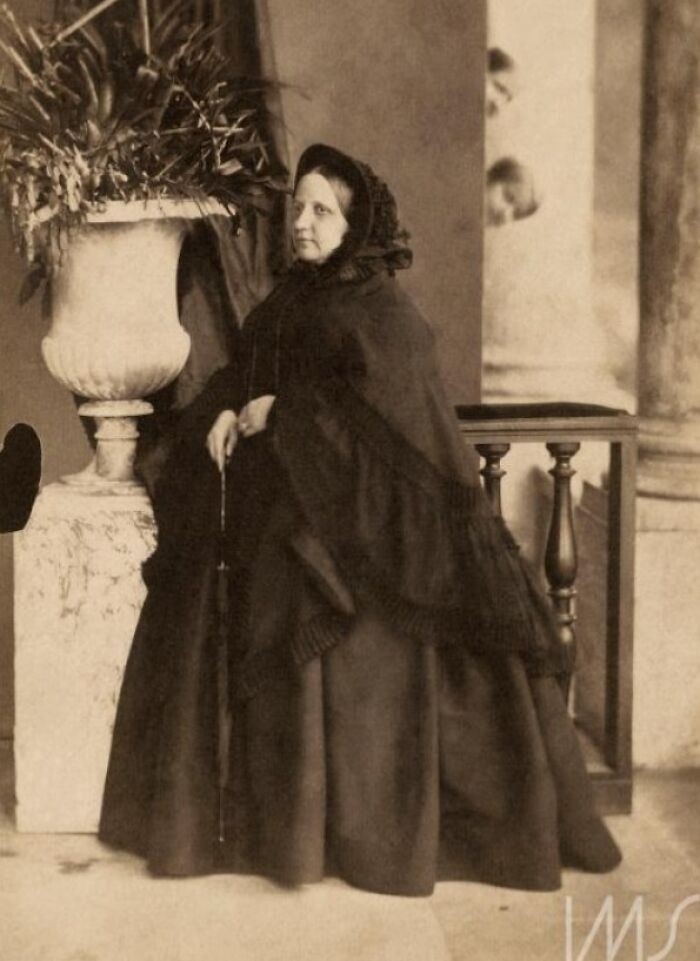 #14 Teresa Cristina, cesarzowa Brazylii, „photobombowana” przez księżniczkę Izabel i księżniczkę Leopoldinę (1861)