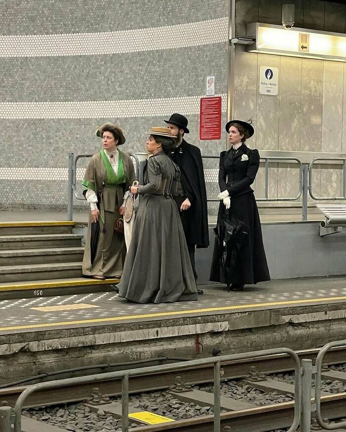 Grupa ludzi najwyraźniej pomyliła peron z planem filmowym z XIX wieku.