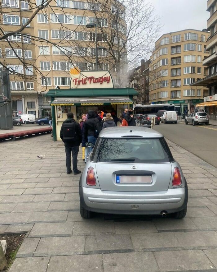 Samochód uznał, że frytki najlepiej smakują z chodnika.