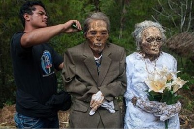 Z grobów wyciągają zwłoki swoich bliskich i robią sobie z nimi zdjęcia! Niezwykły festiwal na końcu świata!