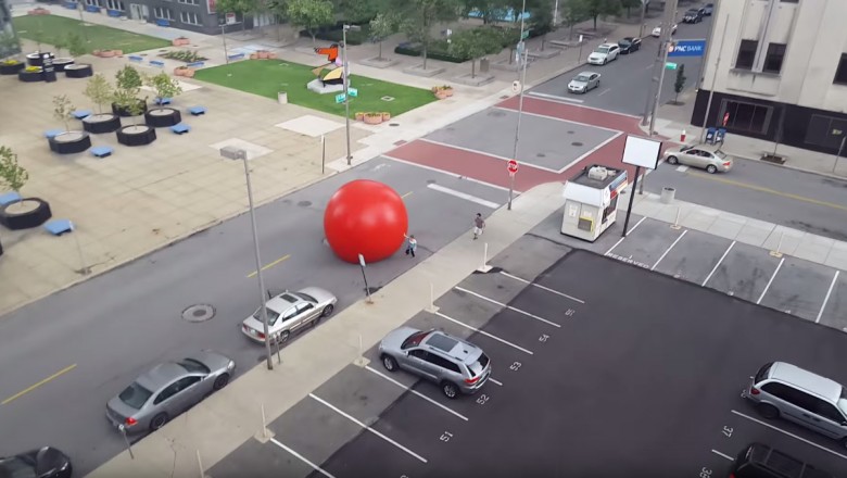 100 kilogramowa czerwona kula niszcząca auta w centrum miasta. Szaleństwo sztuki współczesnej! 