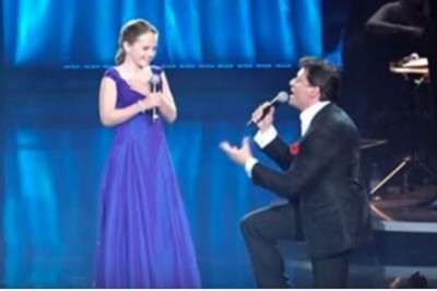 12 latka występuje ze znanym śpiewakiem operowym! Gdy usłyszał jej głos padł na kolana! 