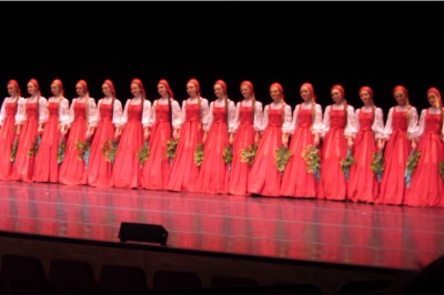 16 ślicznych dziewczyn ustawia się w rzędzie! Gdy zaczęły „płynąć”  na scenie widzowie zaniemówili! 