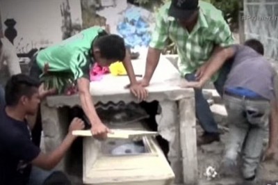 24 godziny po pogrzebie żony słyszy krzyki z jej grobu! Natychmiast zaczynają rozbijać grobowiec!