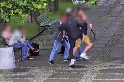 5 osób pobiło jednego przechodnia  w centrum Warszawy! Karma dopadła ich gdy spokojnie pili piwko!
