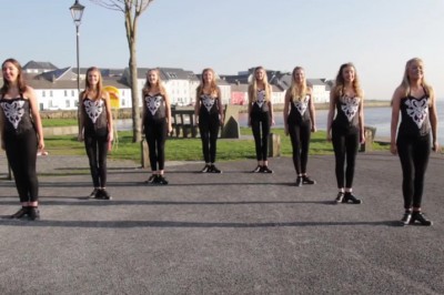 8 pięknych dziewczyn zaczyna uderzać obcasami w asfalt! Po chwili nie możesz nadążyć za nimi wzrokiem!