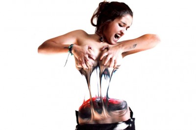 Bodypainting tego artysty przyprawia o dreszcze! Wyciąga kobiece wnętrze! 