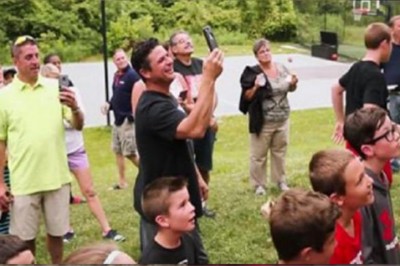 Cała rodzina wybiegła do ogrodu zobaczyć co jest na drzewie! Kiedy podnieśli kamerę... zaniemówiłam! 