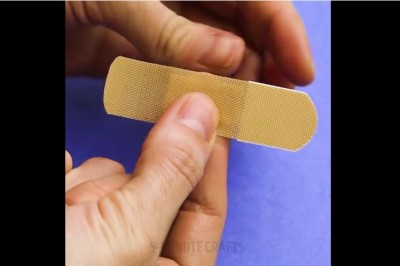 Całe życie źle zakładałam plaster! Jak mogłam wcześniej na to nie wpaść?!