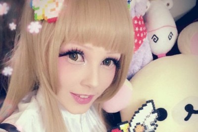 Choroba tej kobiety stopniowo zmienia ją w lalkę Barbie. Zaskoczy Cię jak to wykorzystała!