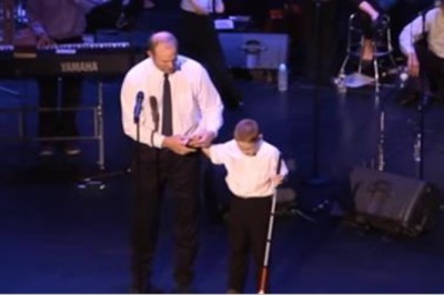 Chory na autyzm niewidomy dziesięciolatek tylko chciał zaśpiewać! To co wydarzyło się po chwili...Szok!