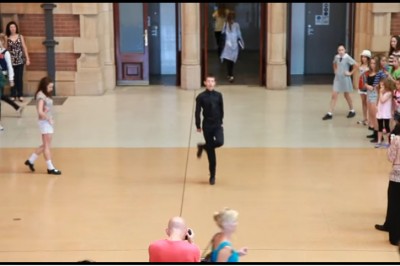 Chłopiec zaczyna tańczyć na środku dworca kolejowego! Chwile później reakcja tłumu jest zaskakująca! 