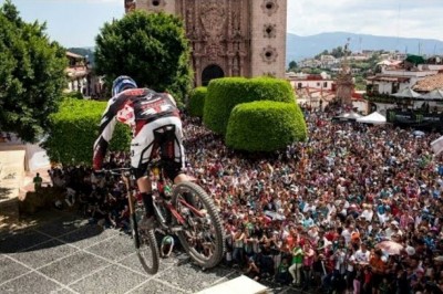 Ci kolesie muszą mieć jaja ze stali! Ekstremalny zjazd rowerowy wąskimi uliczkami w Meksyku! 