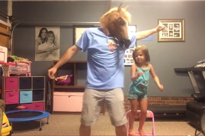 Co dzieje się, gdy zostawisz córkę w domu pod opieką ojca. Ostrzegam: jest super słodkie! 