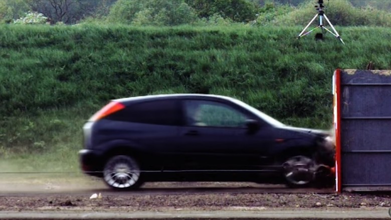 Crash test z prędkością 200 km/h! Komentarz zbędny!