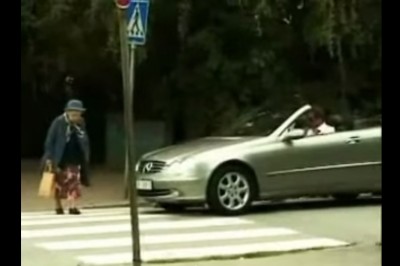 Cwaniak próbował poganiać babcie na pasach. Nauczka jaką dostał zamurowała mnie.