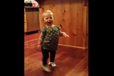 Córka naśladuje ciężarna mamę która chodzi z brzuszkiem! Chyba nie sądziła, że aż tak zabawnie wygląda!