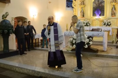 Dawaj, dawaj! Fantastyczny ksiądz rapuje podczas bierzmowania! Taką naukę kościoła to ja rozumiem! 