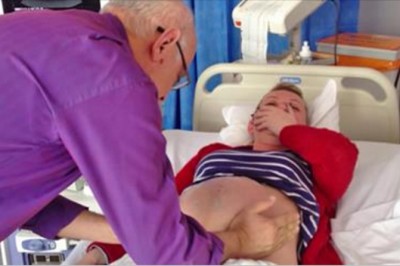 Doktor uciskał źle ułożony płód w łonie mamy! Teraz zobacz jak zaczął się ruszać jej brzuch.. Cudowne!