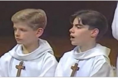 Dwóch ministrantów zaczyna śpiewać i nagle wszyscy w kościele wybuchają śmiechem! 