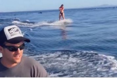 Dziewczyna cieszy się przejażdżka na desce surfingowej! Teraz spójrz na wodę po prawej stronie! 