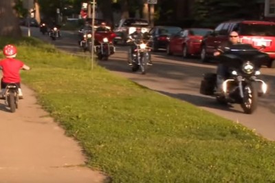 Dziewczynka spokojnie jedzie na swoim rowerku! Nagle otacza ją gang motocyklistów i zaczyna eskortować!