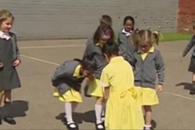 Dziewczynka wraca do szkoły po dłuższej przerwie! Gdy zobaczyły co ma pod spódnica były zaskoczone! 