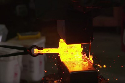 Facet wykuwa nóż z kawałka meteorytu. Zobacz jak powstaje gwiezdne ostrze! 