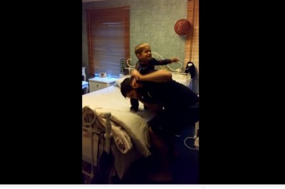 Gdy mamy nie ma w domu to ojciec z synem urządzają zawody wrestlerskie :D